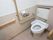 温水洗浄便座である。周囲には手すりが設置されている。トイレの擬音装置、緊急時用のベルもあるゆったりした広さである。