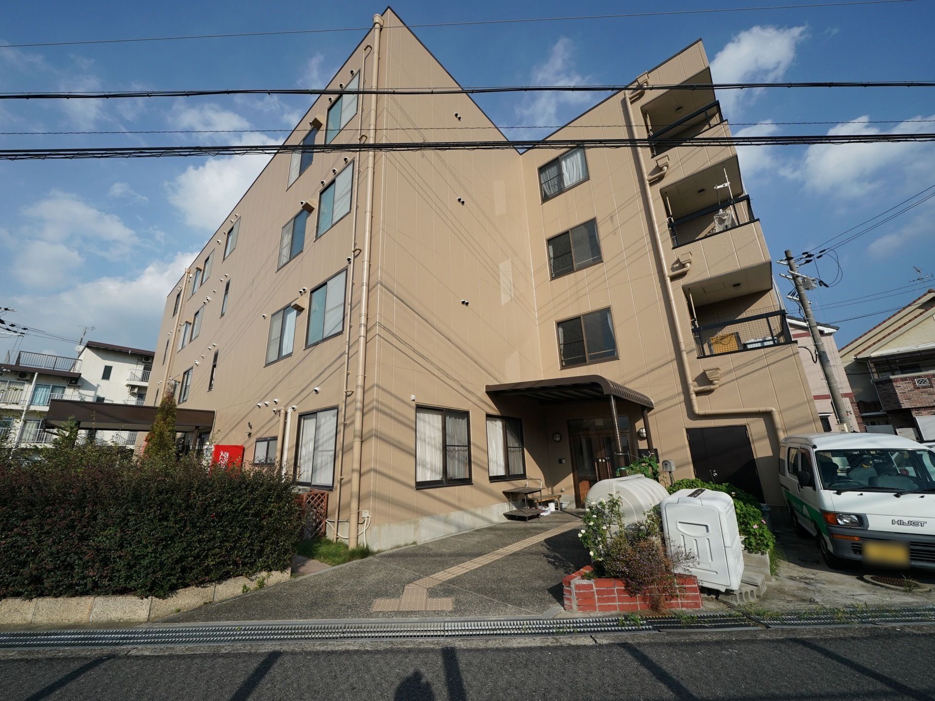茶系の４回建ての窓が多く見られる建物である。２階以上には、ベランダが設置されており、１階の玄関には小屋根がある。