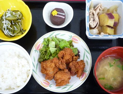 鶏の唐揚げ、しらすときゅうりの和え物、さつま芋の煮物、ご飯とかきたま汁のセット