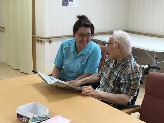 入居者様とスタッフの交流風景