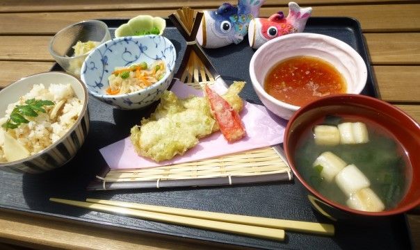 「くみのき苑 北長尾」お食事 お盆には、栄養満点のお料理が並んでいます。