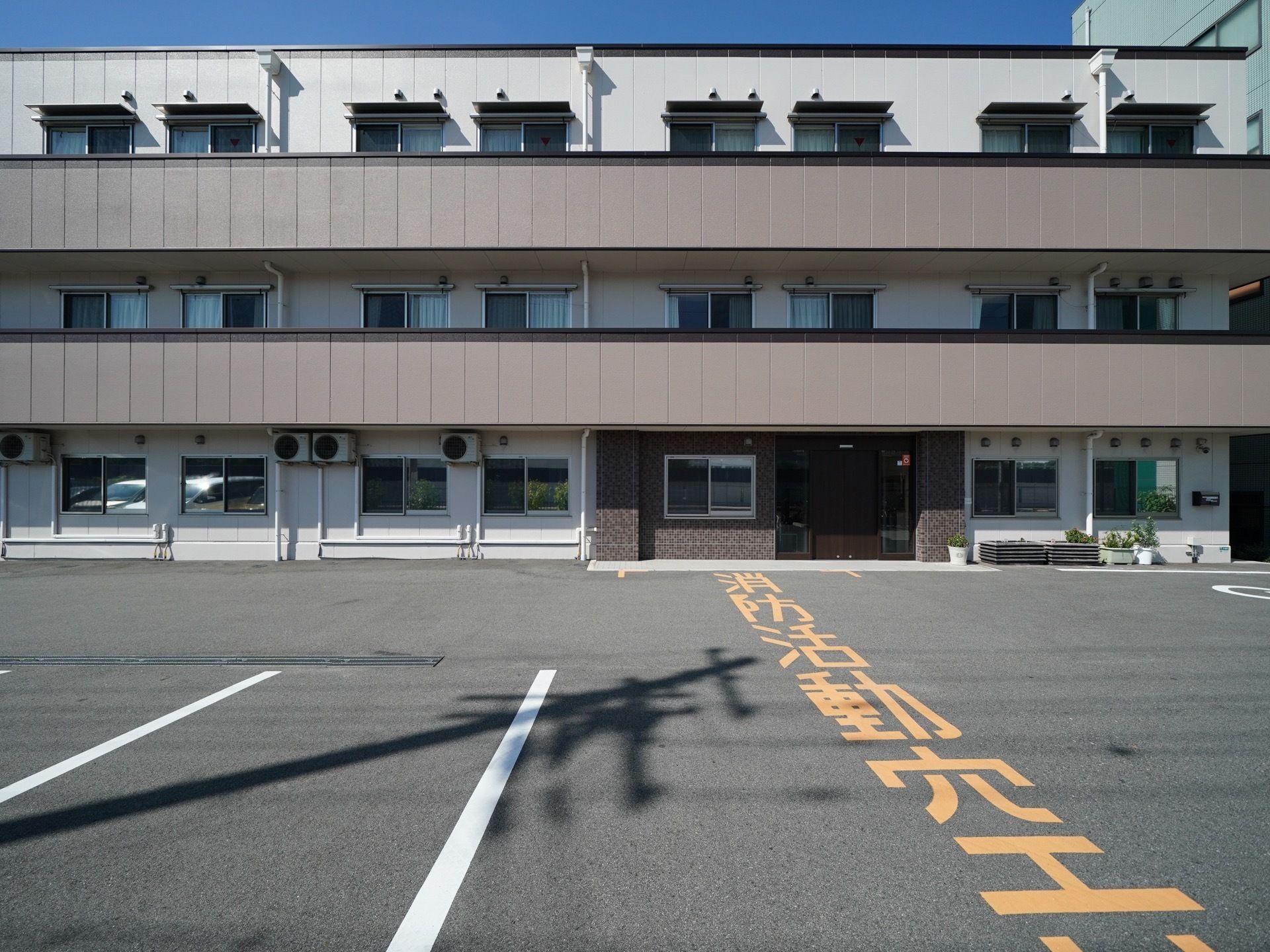「くみのき苑 北長尾」入居者様の診察をする看護師の様子 イメージ写真