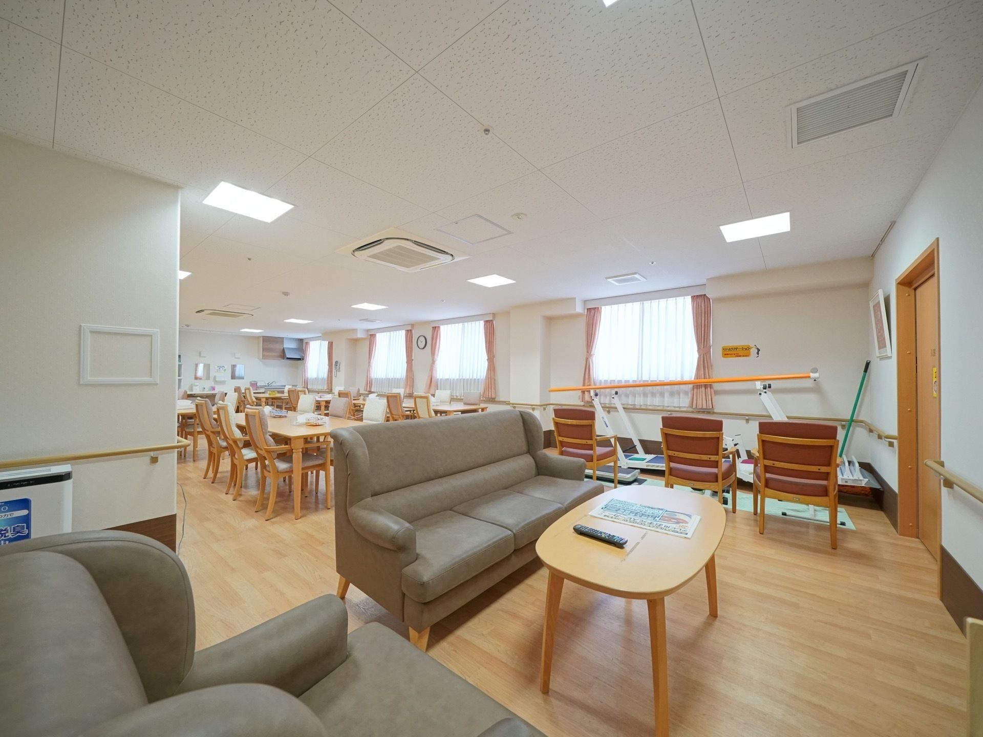 「くみのき苑 北長尾」入居者様が新聞を読んで、リラックスしている様子。イメージ写真