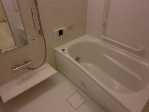 清潔感ある明るい浴室
