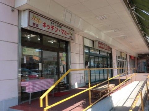 明るいエントランスの外観