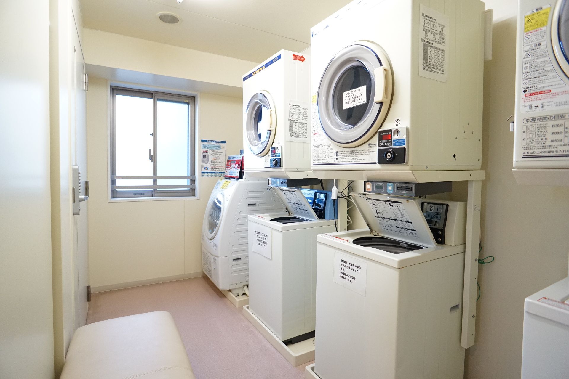 複数の洗濯機がある共有スペース