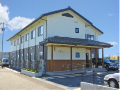 建物入口前には軒下のスペースがあり、雨天時は車を寄せて、濡れずに施設に入ることができる。駐車スペースもすぐそばにある。