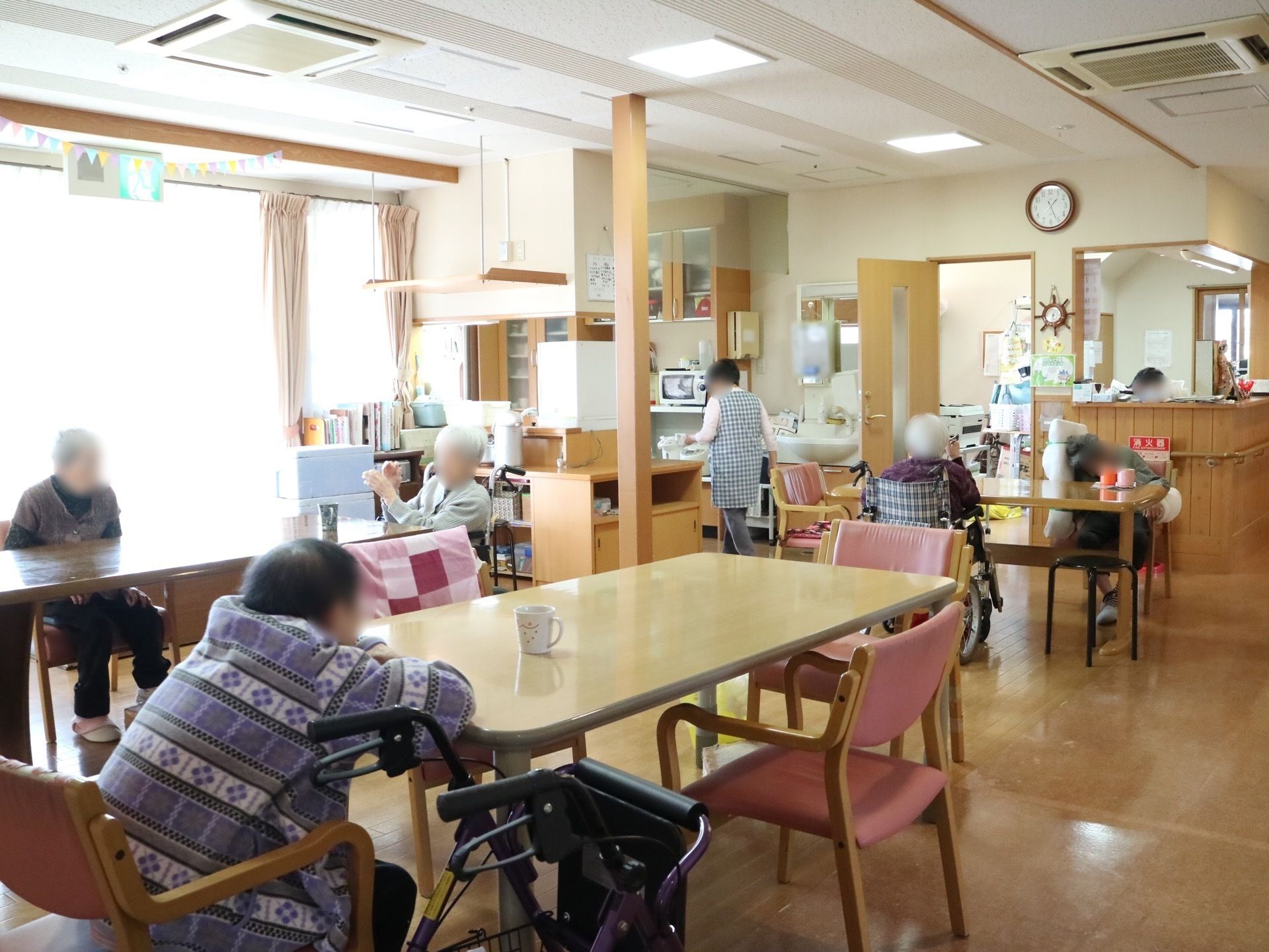 キッチンと受付を見渡すことができる、窓が大きく明るい食堂