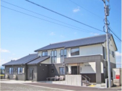 木造２階建て住宅型有料老人ホームである。お２人部屋も用意しており、家具が備え付けられている。お困り事やご相談を受け付けている。