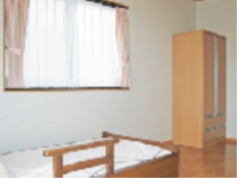 居室は設置された窓から入る陽射しで明るい。プライバシーが確保され、暮らしやすく快適な毎日をお過ごしいただける。