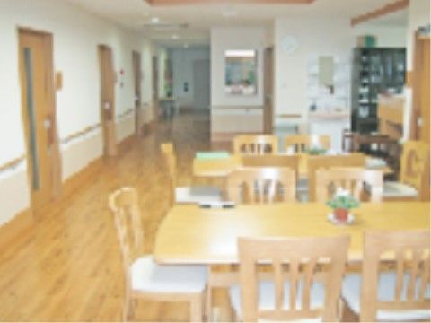 レクリエーションやスタッフとの雑談、入居者様同士とのご歓談にも利用できるリビングである。バリアフリー設計で安心して過ごせる。