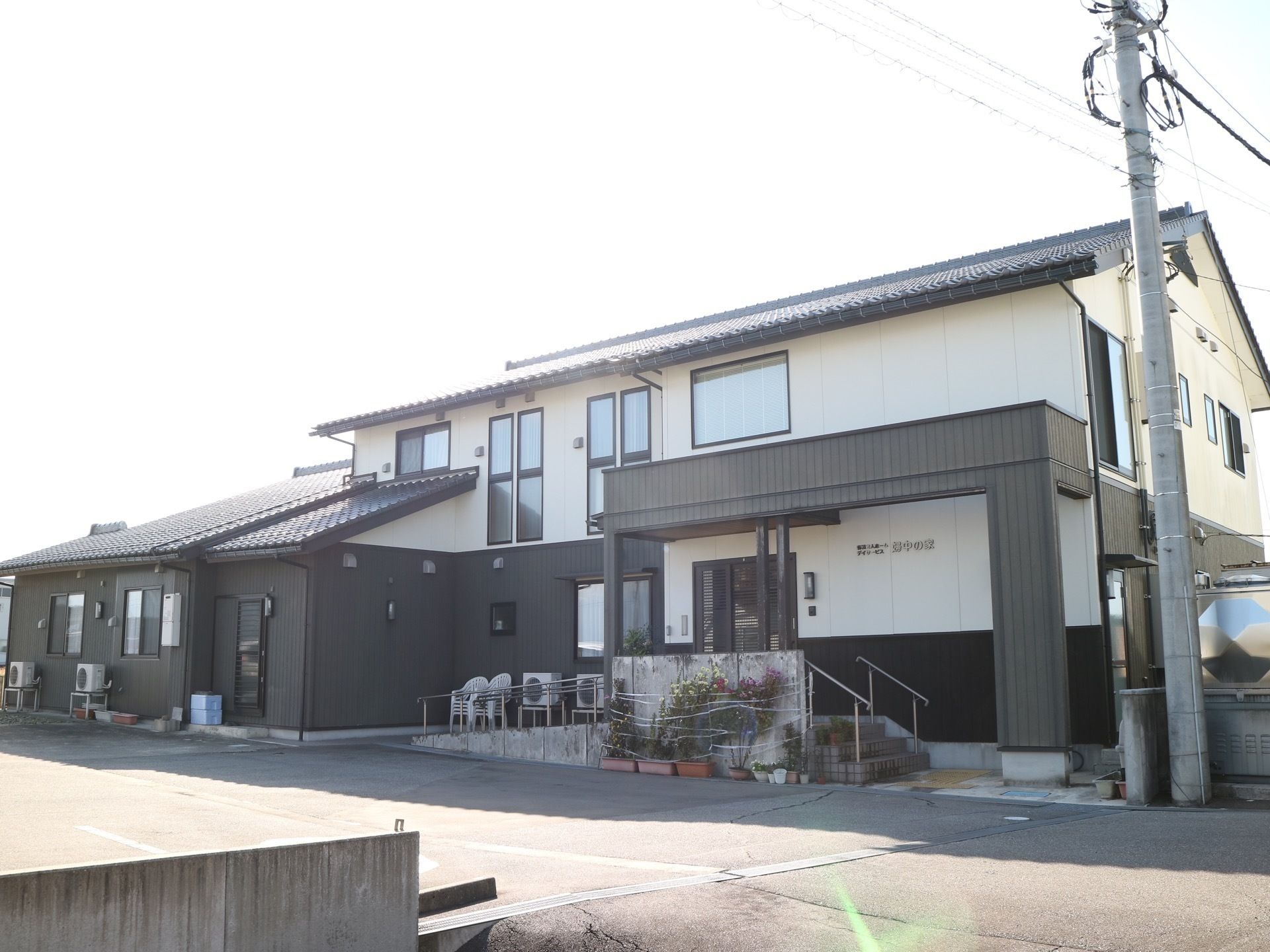 シックなツートンカラーで和モダンテイストの施設外観
