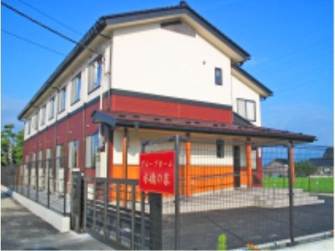 カラフルで明るい２階建ての施設である。敷地の周囲は自然に囲まれており、静かでのどかな生活を送ることができる。