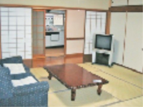 部屋は畳敷きになっており、押し入れ収納がある。廊下との境には障子がはめられ、室内にはソファーや座卓が置かれている。