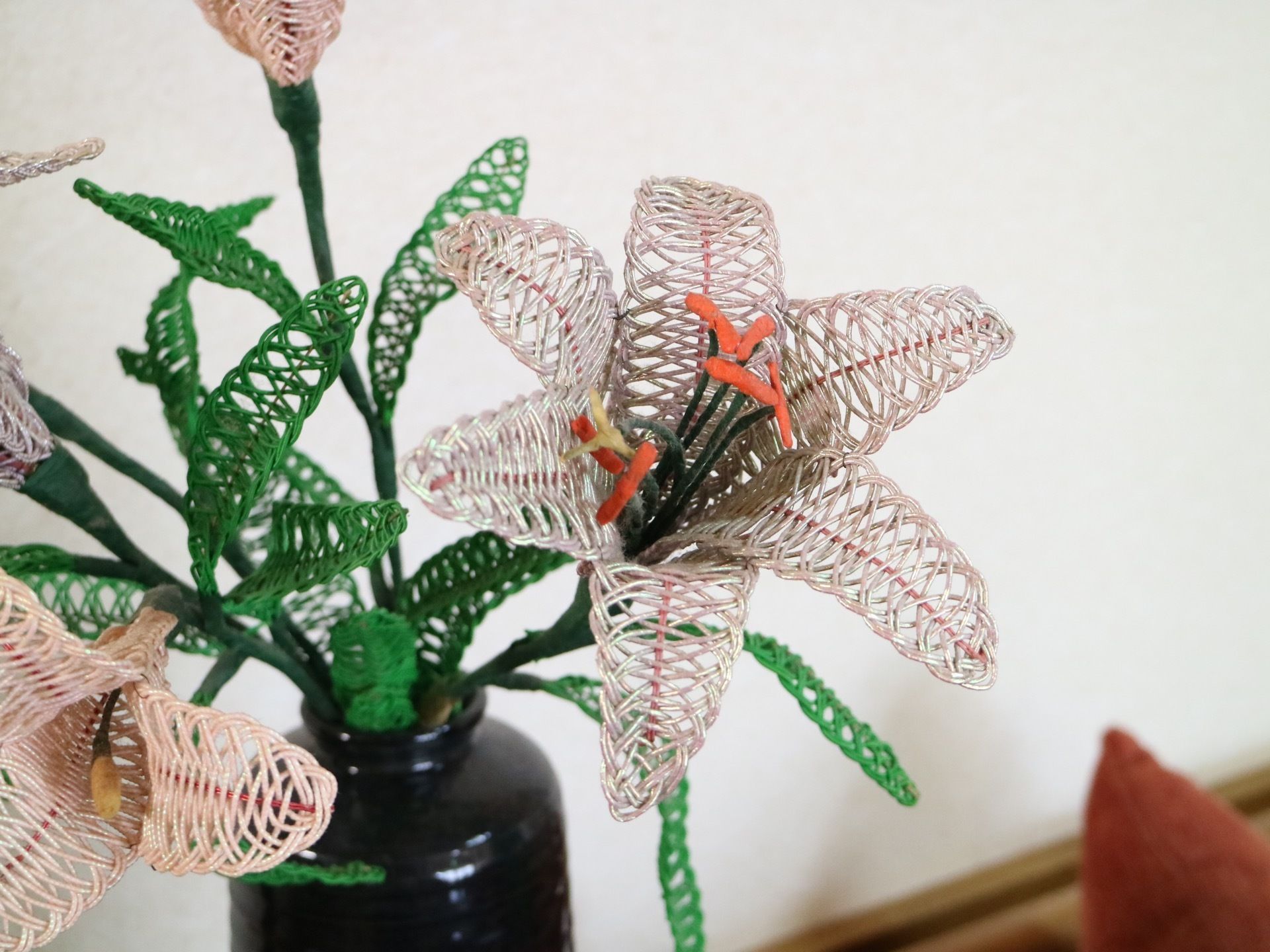 施設の一角に手製の造花が花瓶に入れられて飾られている。室内に彩りを加えるため、このようなものを随所に取り入れている。