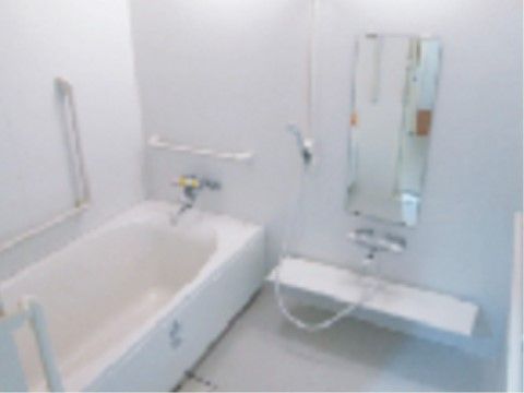 白を基調とした個室タイプの浴室である。ゆったりと足を伸ばせる浴槽が設置されており、壁には手すりが取り付けられている。