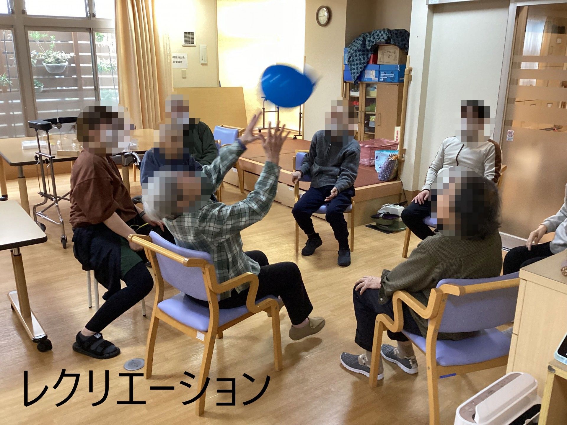 共有スペースにて制作活動の時間を楽しんでいる、入居者の方々