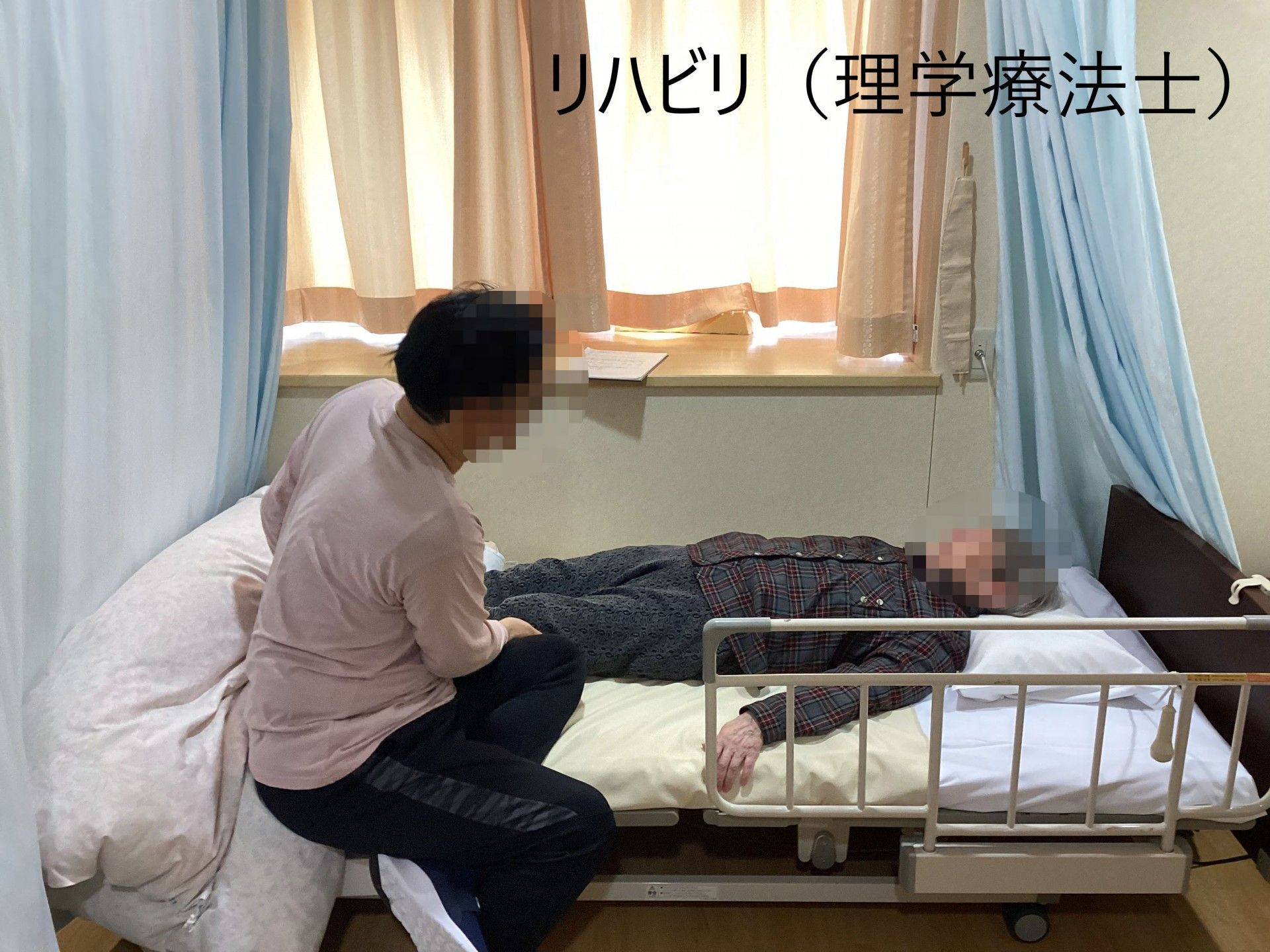 ダウンライトが明るく足元を照らしているエレベーターホール