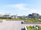 屋上庭園が広がる施設外観