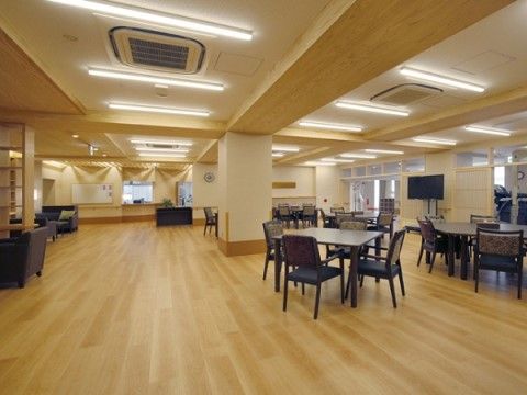 「ウェルケアガーデン久が原」のダイニング。個々の時間を楽しむことができるダイニングとなっている。