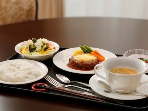 「ウェルケアガーデン久が原」のお食事。シンプルで食べやすいメニューになっている。