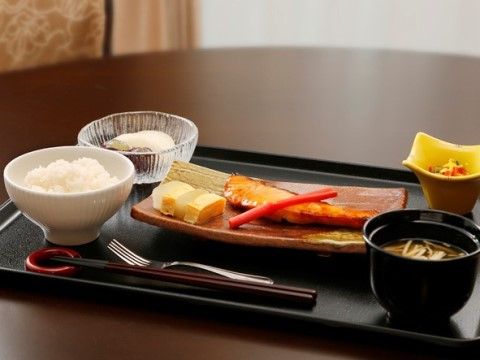 「ウェルケアガーデン久が原」のお食事。和食や洋食の料理を選ぶことができる。