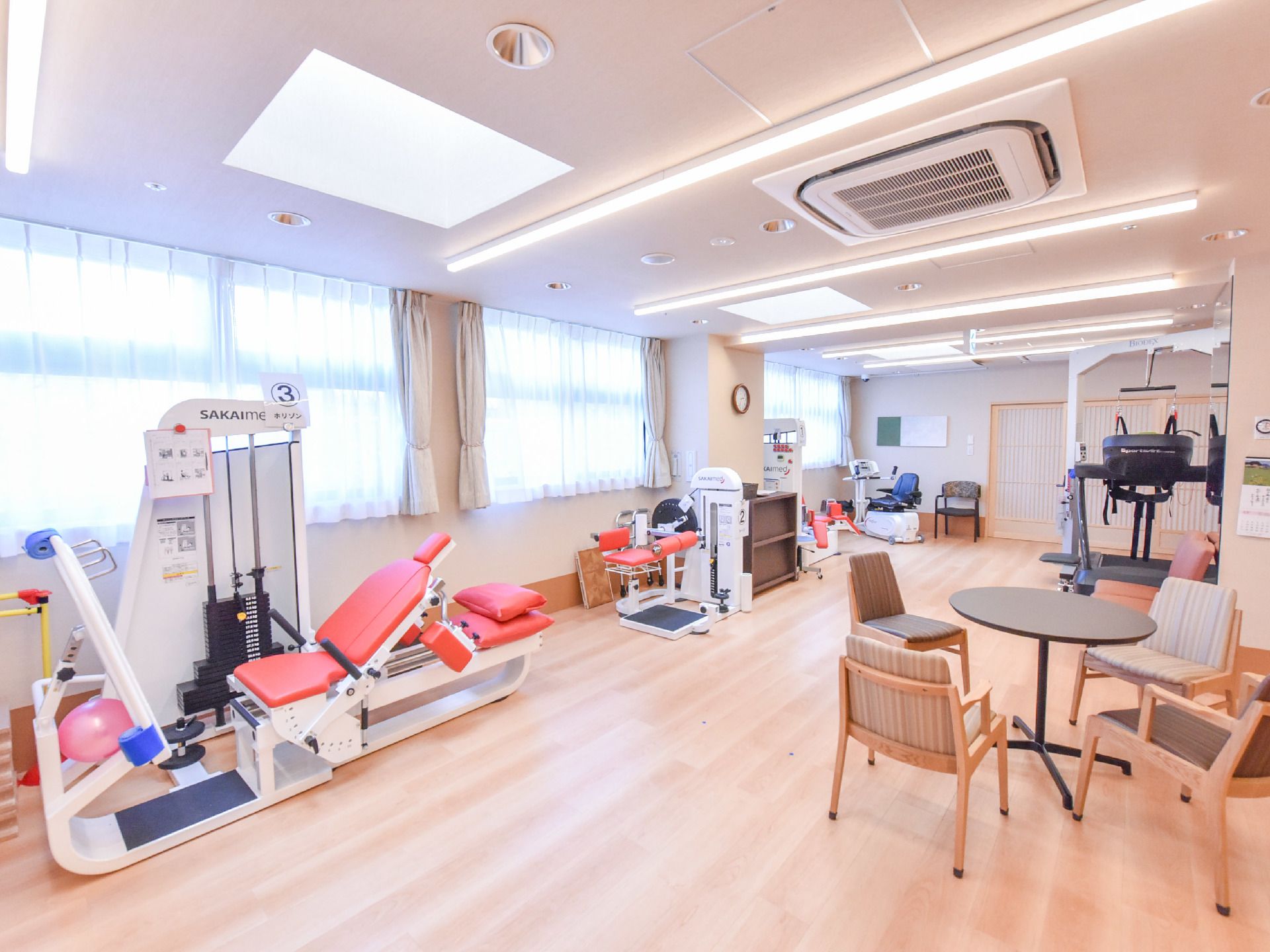 身体を動かし健康管理ができる、清潔で明るいトレーニングリーム。疲れたら、椅子に座って休んだり、おしゃべりを楽しんだりできます。