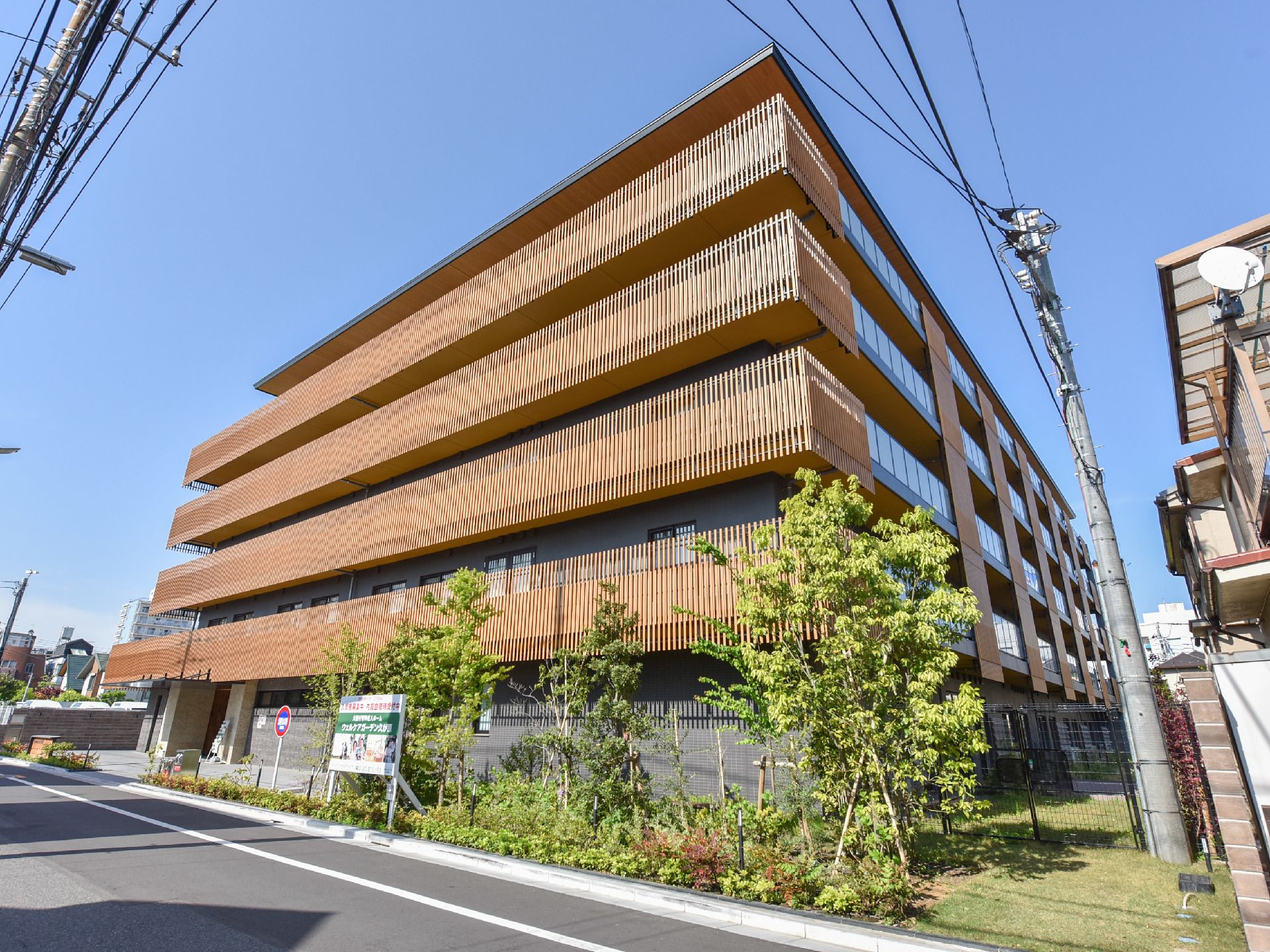 木のぬくもりを活かしたデザインの外観。大きな道路に面しているので、ワゴンなど車いすを積んだ移動にも便利。