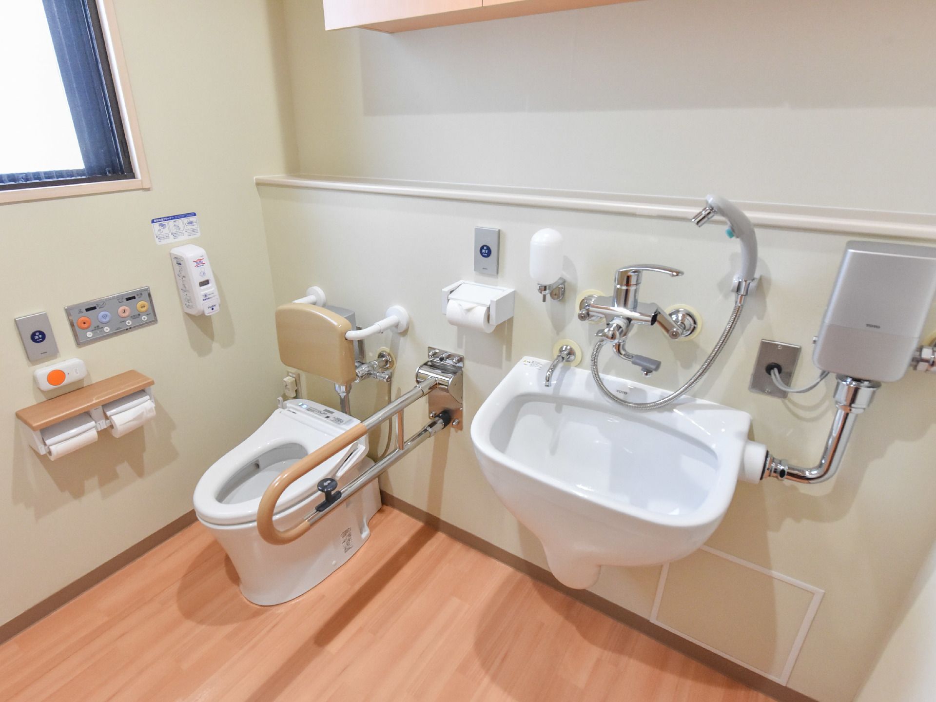 車いすのままでも移動できるように配慮された、広々としたトイレスペース。便座の横には手すりがある安心設計。