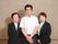 経堂の支配人とスタッフ、合計3人が写った画像である。落ち着いた頼り甲斐のある人柄が伝わってきて安心感がある。