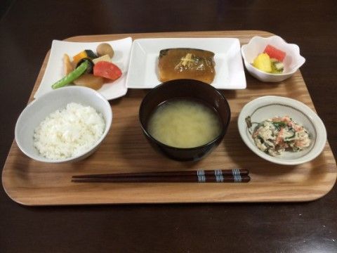 ご飯、みそ汁、主菜、副菜とバランスが摂れた食事メニュー