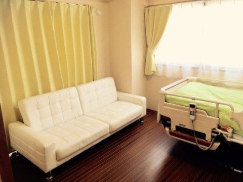 窓の前に白いソファが設置されており、4人ほど座ることができる大きさである。背もたれがしっかりしているため、ゆったりと座ることができる。