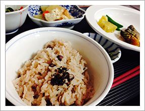 赤飯の付いた和食のセット