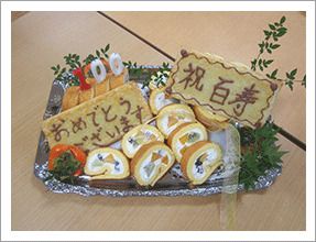 誕生日祝いのロールケーキ