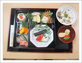 炊き込みご飯と吸い物の付いた和食のセット