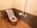 トイレのドアや壁の一部にも木材が使われていて、落ち着いた空間である。しっかりした手すりも設置されていて安心。