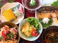 たこ飯と、焼き魚や味噌汁、デザートが付いたメニュー