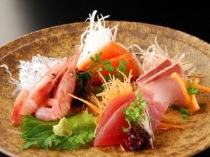 海老やまぐろやサーモンやハマチの刺身の盛り合わ
