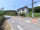 静かな町の風景と道路