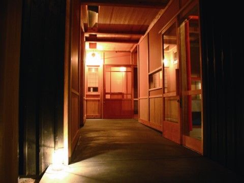 落ち着いた佇まいのエントランスである。車椅子もスムーズに通れる幅が確保されている。優しい色合いの照明が設置されている。
