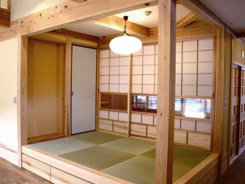 小上がりの和室には、琉球畳が敷かれている。ガラス障子と片開き襖、吊り下げ型の照明が設置されている。床の間も設けられている。