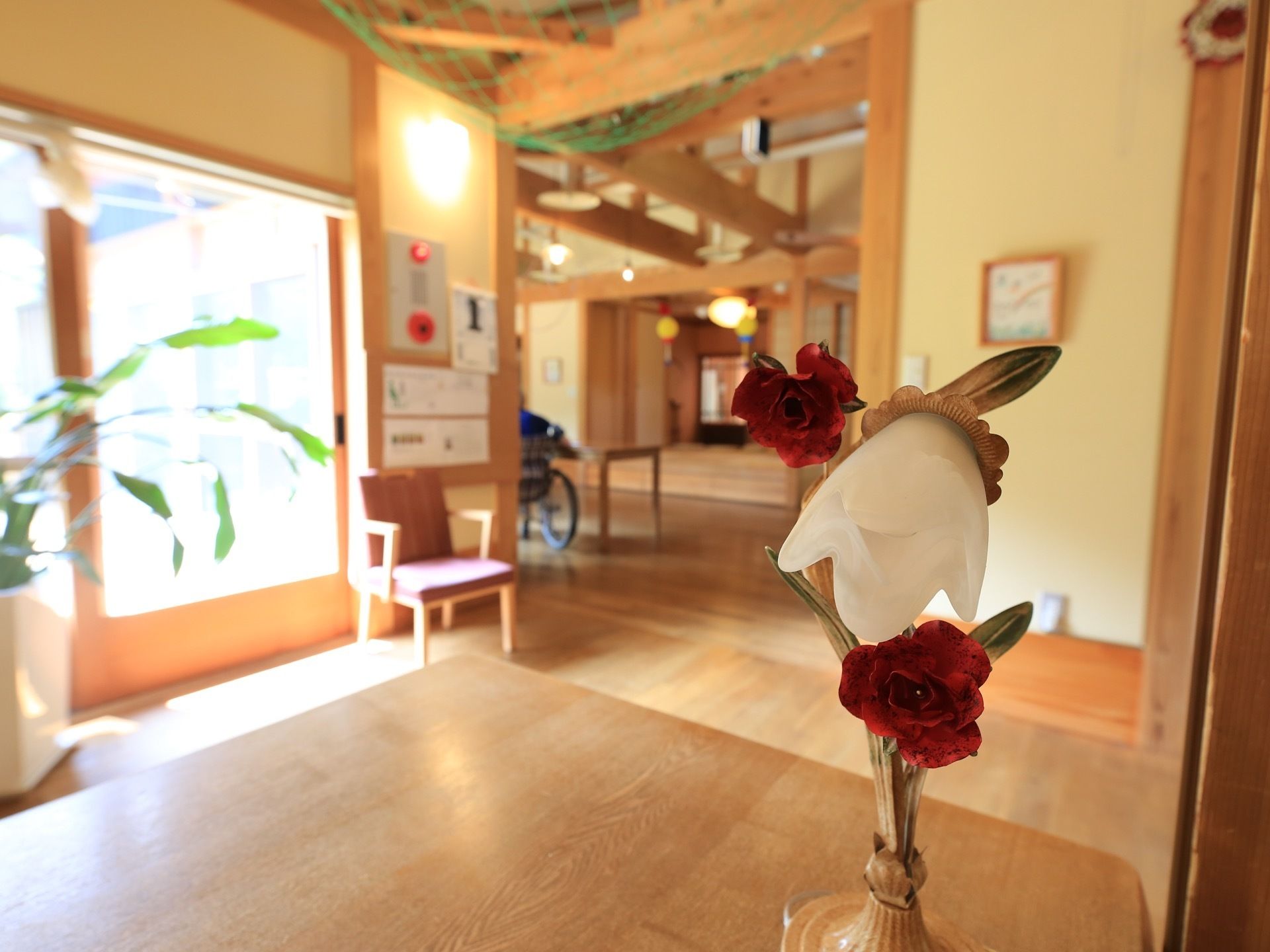木のぬくもりが感じられる和テイストの住まいである。館内の廊下は、段差のないフローリングの床となっている。