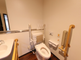 手すり付きのトイレと居間の様子