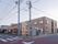 立地が分かりやすい通りに面した角地にある２階建ての建物である。駐車場から玄関へも近く、アットホームな雰囲気で快適に過ごせる。