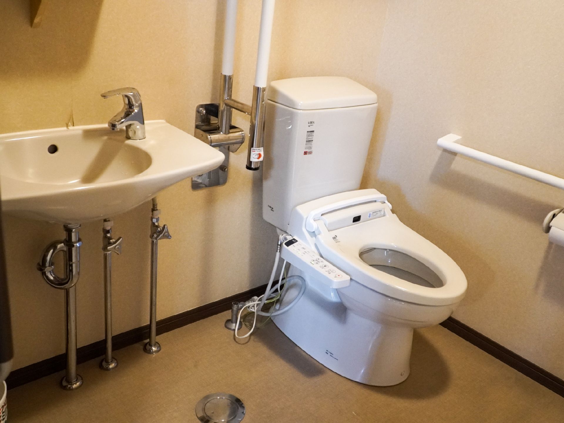 手すりが付いたバリアフリー完備の入居者向けの洋式トイレ