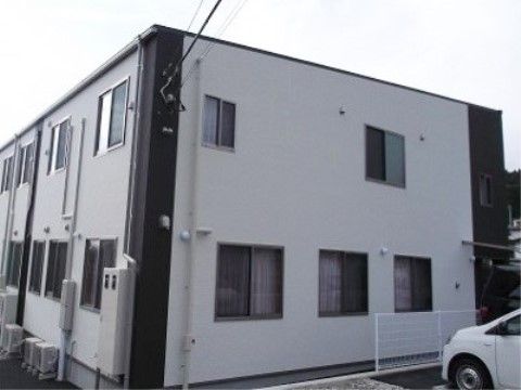 駐車場のある介護施設の外観