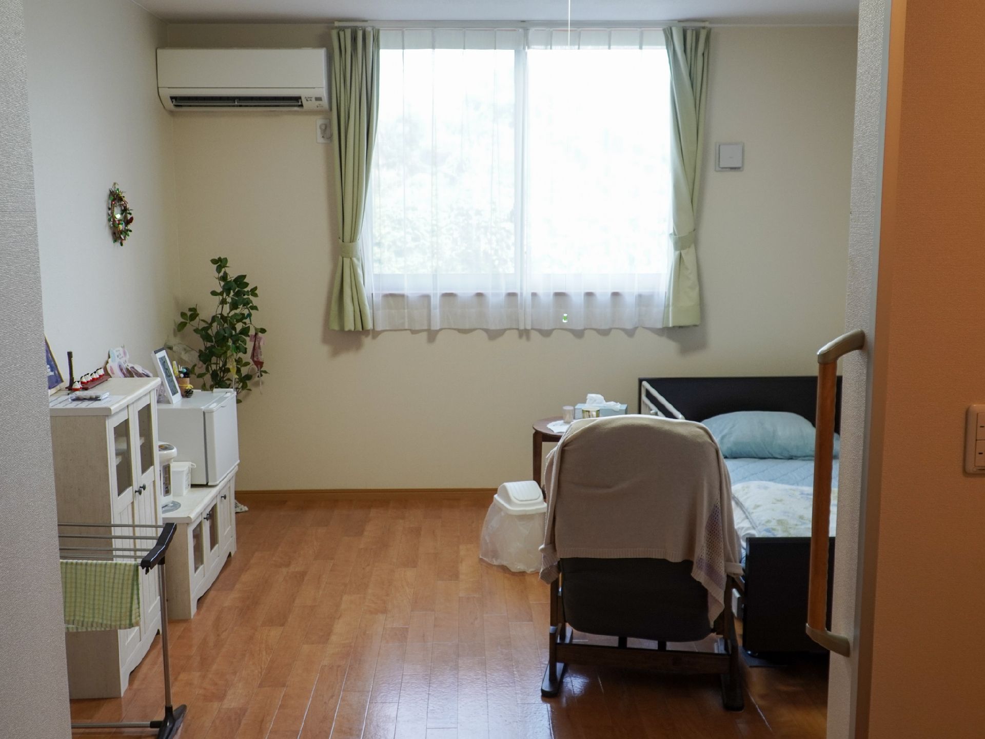 ベッドの置かれた白い壁の部屋