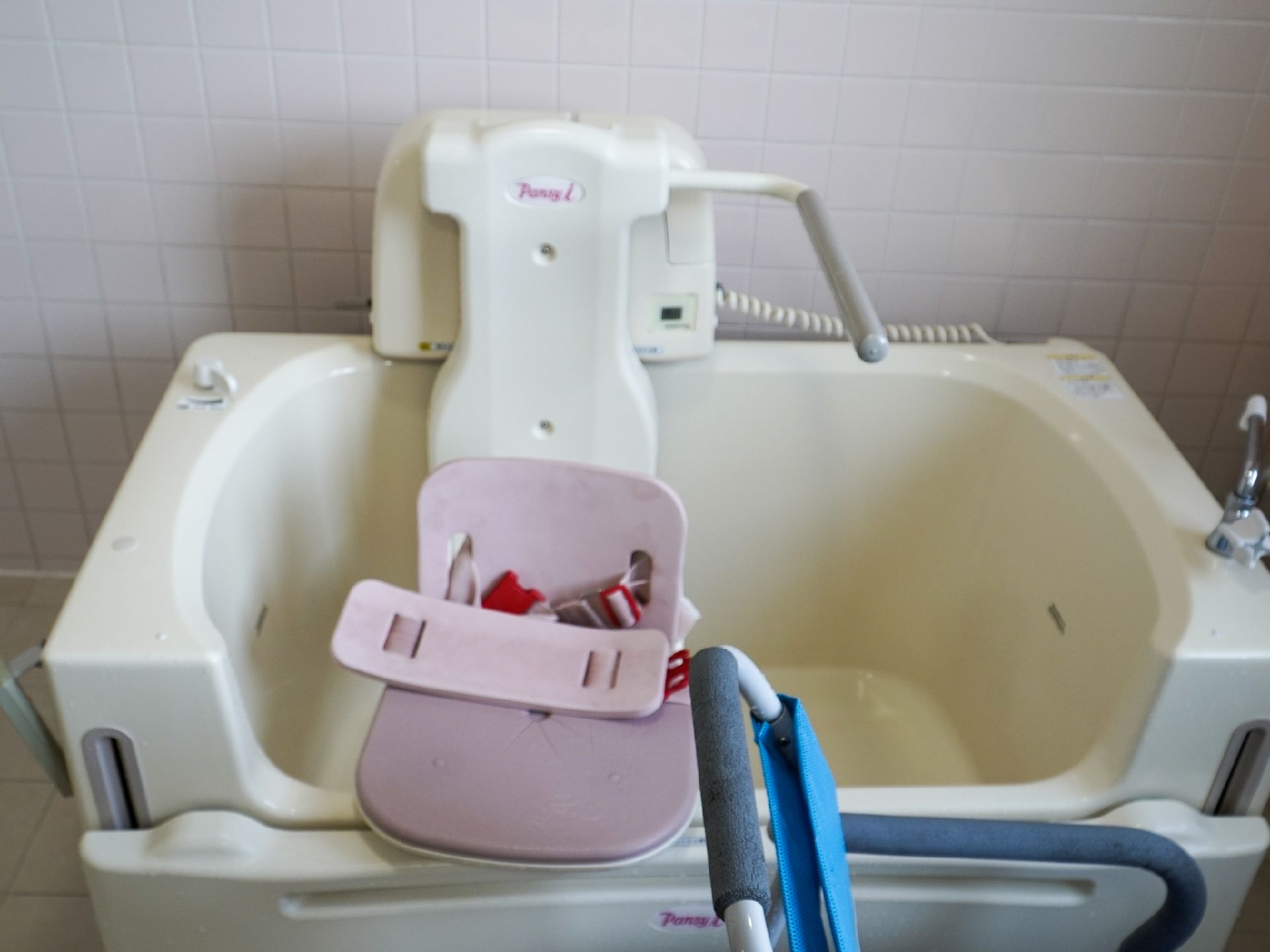 白い壁沿いに配置された機械浴用の浴槽