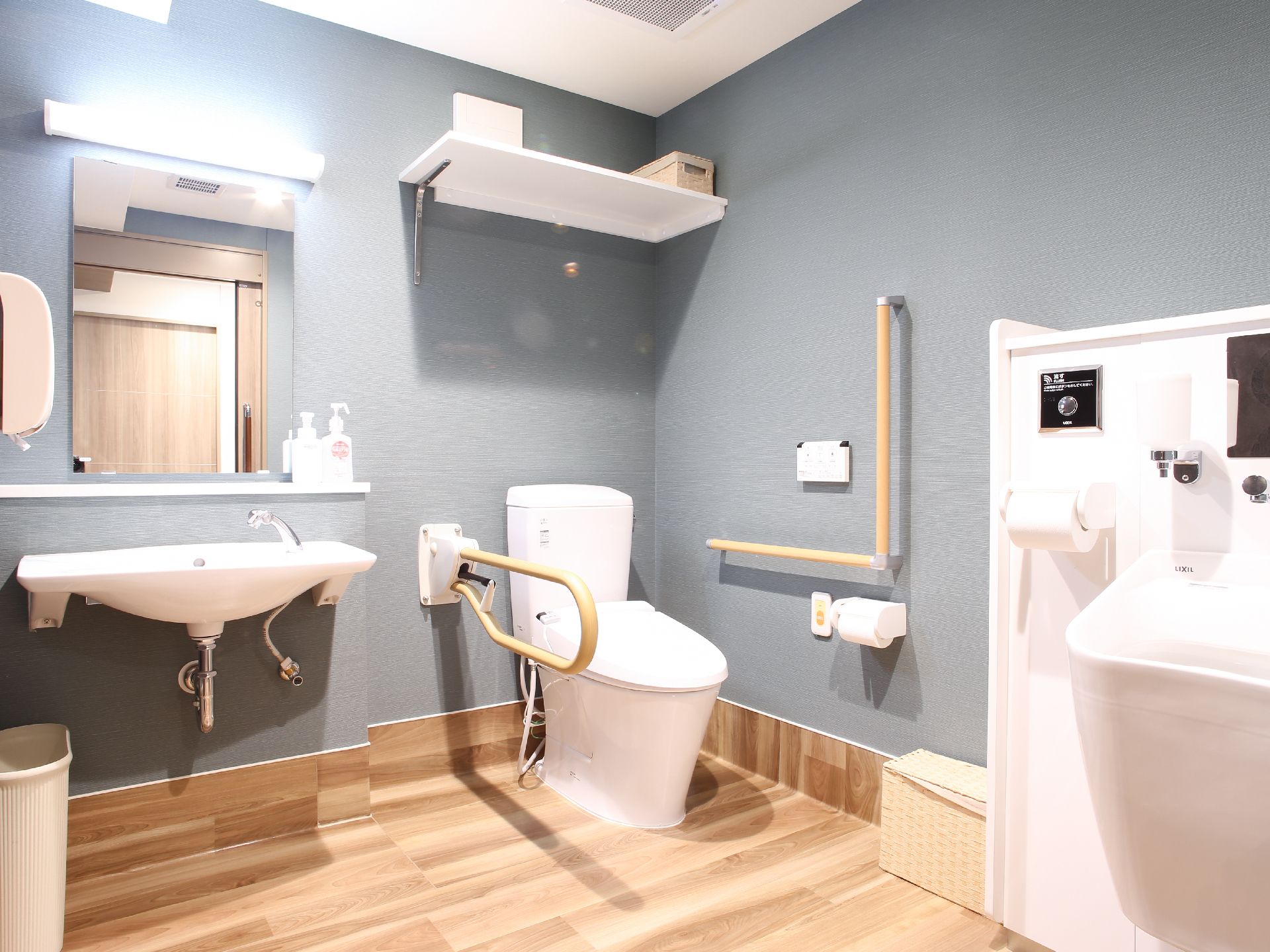 オスメイトが完備された広いトイレである。上部に棚を備え付けており、トイレットペーパーなどを置くスペースを確保している。