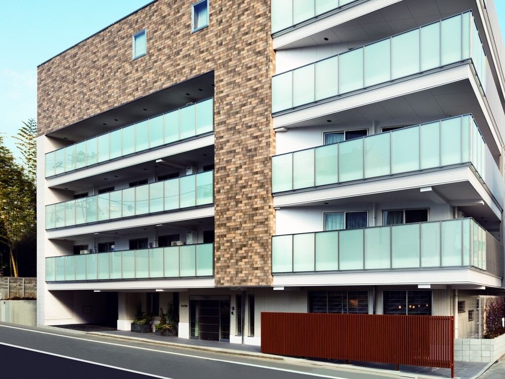 マンション風の５階建ての大きな施設である。道路に面しており、１階外には目隠しのフェンスが立てられている。